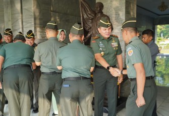 Gubernur Akademi Militer (Akmil) Mayjen TNI Rano Tilaar bersama Ibu Tanya Rano Tilaar, didampingi Wakil Gubernur Akmil Brigjen TNI Pramungkas Agus T., S.I.Pem., M.H. beserta Ibu, memimpin kegiatan Halal Bihalal bersama seluruh organik Akmil