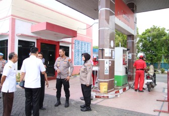 Kapolres Sumenep AKBP Anang Hardiyanto, S.I.K., bersama Pemerintah Kabupaten Sumenep melaksanakan kegiatan pengecekan langsung ke sejumlah SPBU dan SPBE di wilayah Kabupaten Sumenep, Rabu (01/04/2026)