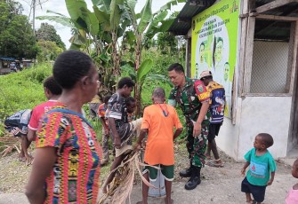 Babinsa Koramil 1710-07/Mapurujaya Ajak Warga Gotong Royong Bersihkan Halaman Gereja