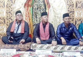 Makan Bajamba Rano Karno yang didampingi Bupati Pasaman Welly Suhery