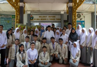 Wali Kota Tebing Tinggi, H. Iman Irdian Saragih, memberikan apresiasi setinggi-tingginya kepada ratusan siswa SMA dan SMK, baik negeri maupun swasta, yang berhasil lolos masuk Perguruan Tinggi Negeri (PTN) melalui jalur Seleksi Nasional Berdasarkan Prestasi (SNBP) Tahun Akademik 2025/2026