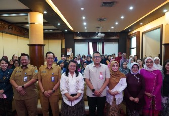 Fashion Show Hingga Battle Pantun Meriahkan Hari Kartini 2026 di Sekretariat DPRD Jatim