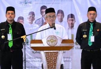 Ketua PCNU Karanganyar, Nuril Huda, berpidato dalam acara halal bihalal pengurus dan warga NU se-Kabupaten Karanganyar, di Gedung Kebudayaan Karanganyar, Minggu (26/4/2026)