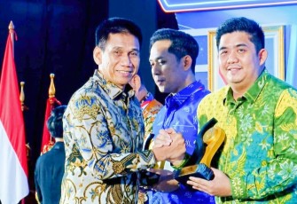 Bupati Bintan Roby Kurniawan SPWK saat menerima penghargaan