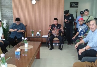 Wakil Ketua Komisi A, Budiono dan beberapa anggota Komisi A, Yordan M Batarara Goa dan Fredy Purnomo serta anggota DPRD Jatim Dapil Surabaya Fuad Benardi