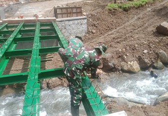 Babinsa Desa Gondanggunung Gotong Royong Bersama Warga Percepat Pembangunan Jembatan Garuda