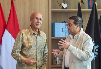 Menteri Ekonomi Kreatif/Kepala Badan Ekonomi Kreatif (Ekraf), Teuku Riefky Harsya (kanan), berbincang dengan Deputi Direktur Jenderal World Intellectual Property Organization (WIPO), Hasan Kleib (kiri), saat menerima audiensi delegasi World Intellectual Property Organization (WIPO) di Kantor Kementerian Ekonomi Kreatif, Jakarta, Kamis (6/08/2026).