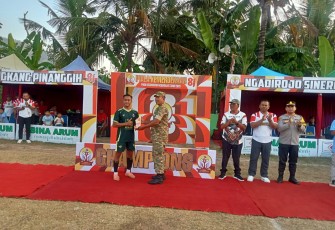 Penyerahan hadiah turnamen sepak bola antar Desa Sekecamatan Ngadirojo.