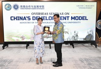 Penyerahan cinderamata oleh Wakil Menteri Transmigrasi Viva Yoga Mauladi kepada  National School of Development Peking University Professor Lei Xiaoyan