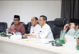Wali Kota Batam, Amsakar Achmad, saat mengikuti penilaian pemerintah daerah berprestasi dalam implementasi Program 3 Juta Rumah secara virtual dari Kantor Wali Kota Batam, Jumat (7/8/2026).