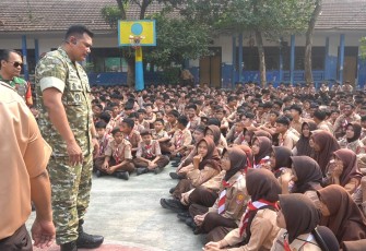 Mayor Inf. Windra Sanur mengajak generasi muda memperkuat karakter sekaligus mendukung swasembada pangan dalam peringatan Hari Pramuka Ke-65 di SMP Negeri 2 Tigaraksa, Kabupaten Tangerang, Rabu (12/8/2026).