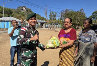  Jumat Berkah, Yonarmed 12 Kostrad Salurkan 30 Paket Sembako untuk Warga Umanen