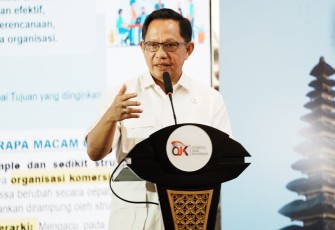 Menteri Dalam Negeri (Mendagri) Muhammad Tito Karnavian saat menjadi narasumber Sharing Session bertema Peluang dan Tantangan dalam Menciptakan Pemimpin yang Berbasis Teknokratik dalam Mendukung Ekonomi Daerah pada Pembekalan Calon Kepala OJK (PCKO) Angkatan 3 Tahun 2026 di Hotel Bidakara, Jakarta, Kamis (13/8/2026).