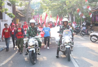 TNI-Polri Amankan Lomba Gerak Jalan HUT Ke-81 RI di Gandusari