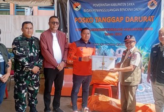 Penyerahan simbolis bantuan logistik dari BNPB kepada Bupati Kabupaten Sikka di Kantor BPBD Kabupaten Sikka, NTT, Minggu (16/8).