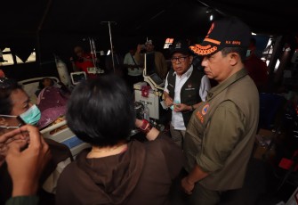 Kepala BNPB Letjen TNI Dr. Suharyanto S.Sos., M.M., (topi rompi tundra) bersama Menko PMK Pratikno (topi kemeja putih rompi hitam) saat mengunjungi Rumah Sakit Umum Daerah (RSUD) Manggarai, yang terdampak gempabumi M 7,7 di Ruteng, Kabupaten Manggarai, Nusa Tenggara Timur, Minggu (16/8).