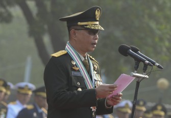 Waasrenum Panglima TNI Mayjen TNI Harvin Kidingallo, S.H., S.T., M.Han., selaku Inspektur Upacara (Irup), serta diikuti oleh prajurit dan Pegawai Negeri Sipil (PNS) TNI di Mabes TNI, Jakarta, Senin (17/8/2026).
