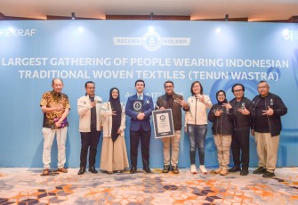 Menteri Ekonomi Kreatif/Kepala Badan Ekonomi Kreatif (Ekraf), Teuku Riefky Harsya, menerima Guinness World Record (GWR) dalam rangkaian kegiatan HUT ke-81 Kemerdekaan RI, Jakarta, Senin (17/8/2026).