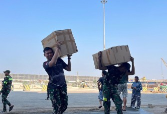 TNI mengirimkan bantuan kemanusiaan untuk masyarakat terdampak gempa bumi di Nusa Tenggara Timur (NTT) melalui jalur laut menggunakan KRI, Jumat (4/9/2026). Hingga hari ke-21 penanganan, total bantuan yang telah dikirim TNI mencapai 1.201,5 ton melalui jalur darat, laut, dan udara.