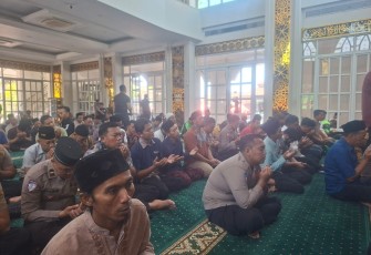Personel Polresta Sidoarjo bersama masyarakat mengikuti doa bersama untuk kesembuhan para santri Ponpes Manbaul Hikam yang tengah menjalani perawatan, di Masjid Al Ikhlas Mako Polresta Sidoarjo, Jumat (4/9/2026).