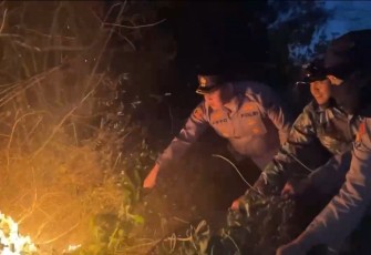 Tim gabungan Polres Bondowoso bersama Perhutani berjibaku memadamkan kebakaran hutan dan lahan (karhutla) di kawasan Desa Jampit, Kecamatan Ijen, Bondowoso, Jumat (4/9/2026). Petugas menembus medan terjal dan kepungan angin kencang untuk melokalisir serta memastikan api tidak kembali menjalar.