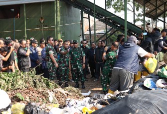 Kasad Jenderal TNI Maruli Simanjuntak mendorong TNI AD menghadirkan solusi nyata bagi masyarakat melalui berbagai program di bidang energi, pengelolaan sampah, dan pemanfaatan sumber daya secara berkelanjutan.