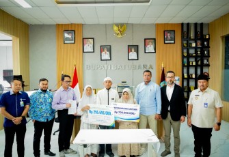 Penyerahan bantuan di Ruang Kerja Bupati Batu Bara, Kecamatan Lima Puluh, Selasa (8/9/2026). 