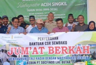 Manajemen PT Socfindo Lae Butar menyerahkan 100 paket sembako untuk warga Rimo.