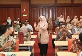 Kemnaker membekali penyandang disabilitas dengan keterampilan membuat jus sehat. Pelatihan ini berlangsung dalam kegiatan Talent Hub Inklusif di Balai Perluasan Kesempatan Kerja (BPKK) Bekasi, Jumat (18/9/2026).