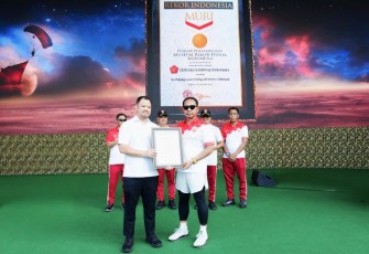 Empat penghargaan diserahkan oleh Wakil Direktur Utama MURI Osmar Semesta Susilo, M.I.B., dan diterima langsung oleh Panglima TNI Jenderal TNI Agus Subiyanto di Lapangan Silang Monas, Jakarta Pusat, Minggu (20/9/2026).