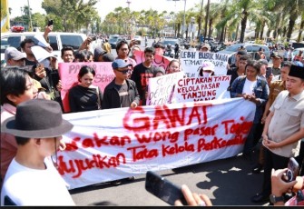 Dialog bersama antara pemerintah daerah, pedagang, dan elemen mahasiswa. 