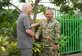 Pangdam XIII/Merdeka, Mayjen TNI Mirza Agus, S.I.P., saat melaksanakan anjangsana ke kediaman Brigjen TNI (Purn) Rudolf Samuel Warouw di Tondano,  Kabupaten Minahasa, Sulawesi Utara. Jumat, (2/10).