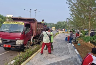 Gotong Royong Rutin di kawasan Jalan Bandara, mulai dari Tugu Pesawat hingga Gerbang Bandara.