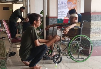 Baksos pengobatan alternatif gratis yang digelar Yayasan Suket Lawu Mawiji di Kapanewon Semin, Gunungkidul, Daerah Istimewa Yogyakarta, Minggu (19/4/2026).