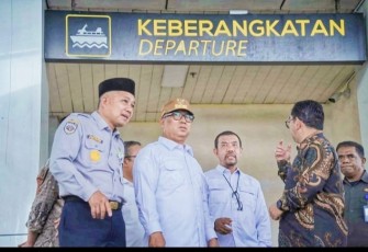 Wakil Gubernur Provinsi Kepulauan Riau, Nyanyang Haris Pratamura saat meninjau kesiapan pelayanan dan fasilitas di Pelabuhan RORO Telaga Punggur, Kota Batam, Rabu (4/3/2026).
