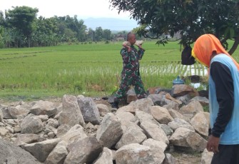 Babinsa Kodim Ponorogo saat Bantu Warga Buat Pondasi Rumah