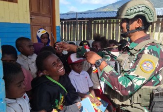 TNI AL Dorong Semangat Belajar Anak Papua di Distrik Obano