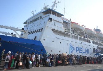 Ratusan penumpang yang hendak melakukan perjalanan arus balik dari pelabuhan Bitung pasca libur lebaran.