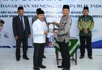 Wamendikdasmen Fajar Riza Ul Haq menerima cenderamata di Lombok, NTB, Senin (13/4)