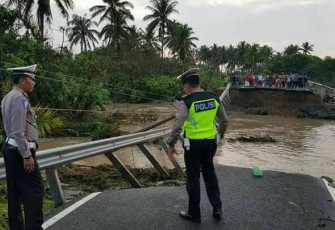 Nampak petugas kepolisian berjaga di lokasi.  Foto : Advokat Syarman