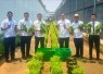Kepala Rutan Kelas I Depok Agus Imam Taufik bersama warga binaan memanen kangkung dan terong di kebun binaan Rutan, Rabu (8/10/2025)