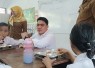 Anggota Komisi E DPRD Jatim Cahyo Harjo Prakoso saat sidak salah satu MBG di SDN di Surabaya 
