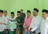 KH Yusuf Chudlori atau Gus Yusuf saat menyerahkan donasi untuk korban bencana NTT kepada PCNU setempat 