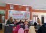 Kepala Desa Gambiran, Rahmat Hidayat, berdiskusi dengan TFL BSPS saat rembug warga penetapan 19 calon penerima bantuan bedah rumah Program BSPS 2026 di Balai Desa Gambiran, Kecamatan Kalisat, Kabupaten Jember, Senin (11/5/2026).