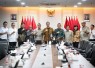 Foto bersama dalam Rapat Gelar Perkara Akhir yang diselenggarakan Kementerian ATR/BPN bersama Kementerian Transmigrasi di Jakarta, Senin (29/6).