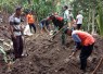 Gotong royong evakuasi material longsor