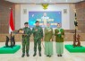 Pangkostrad Letjen TNI Mohammad Fadjar bersama Kolonel Arm Eko Pristiono usai sertijab di Jakarta, Kamis (23/4)