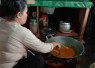 Ibu Martati mempersiakan hidangan satgas TMMD Kodim Selayar