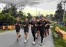 Lari bersama prajurit Yonarmed 12 Kostrad