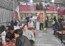 Suasana pengunjung menikmati gerai Warmindo Sam Ndut Merjosari 2 usai peresmian, Rabu (6/5)